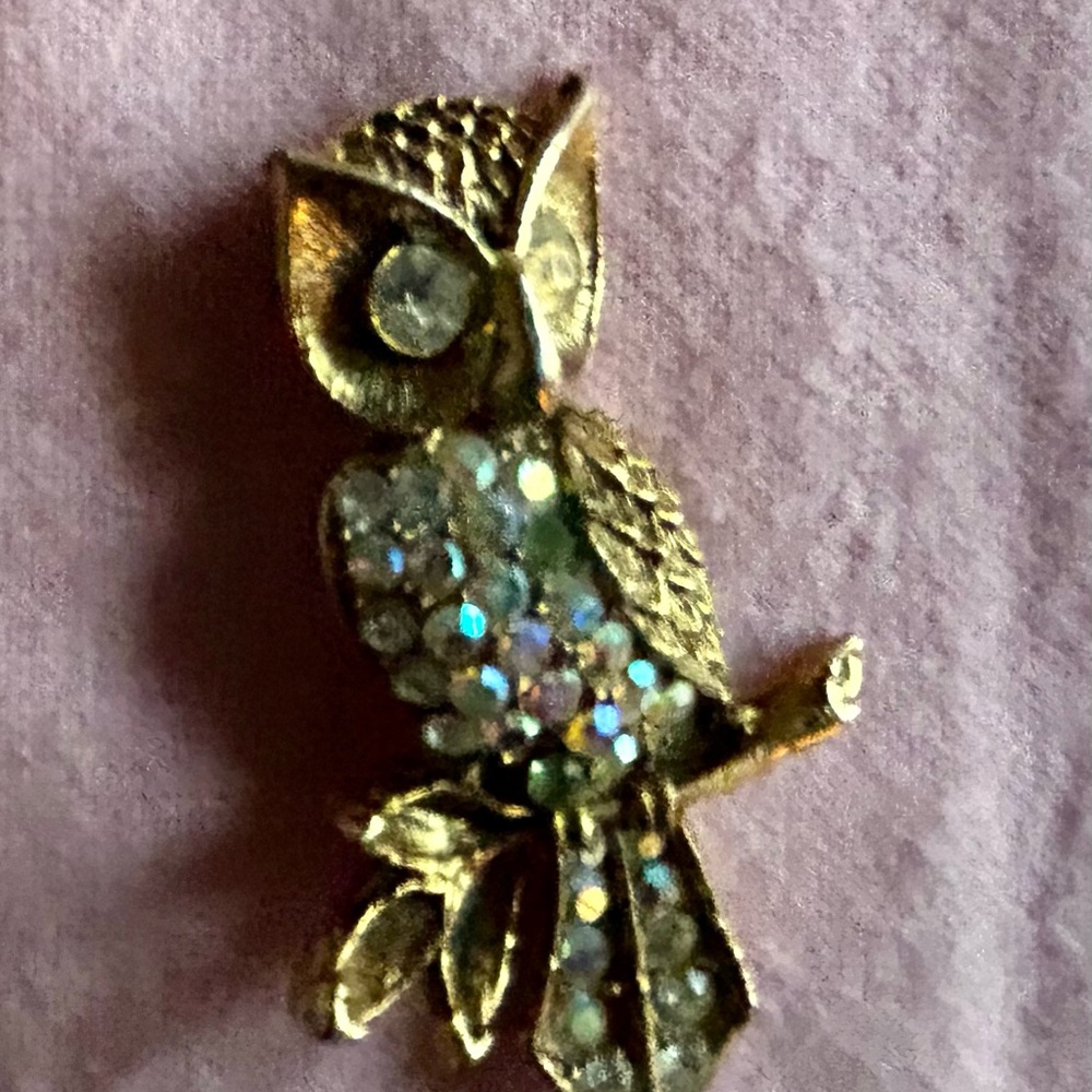 Vintage Owl pin goldtone. 2 1/2”